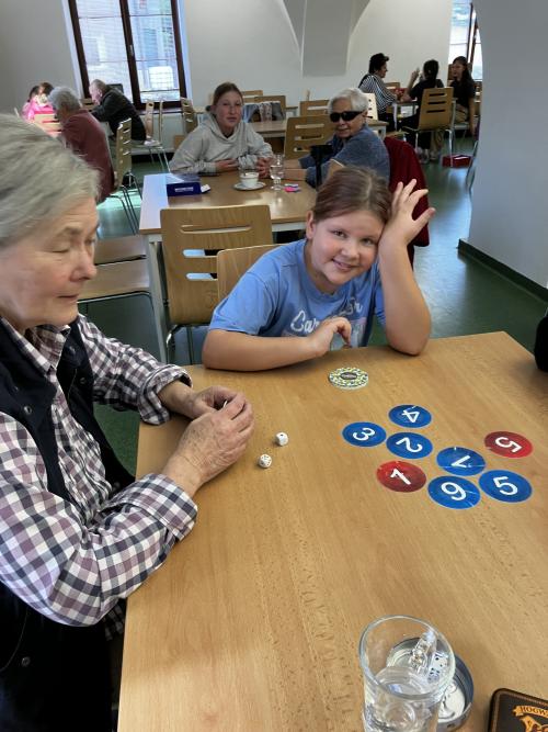Společné hraní seniorů a dětí