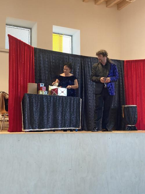 Včeličky a Zajíčci - Kouzelník v ZŠ